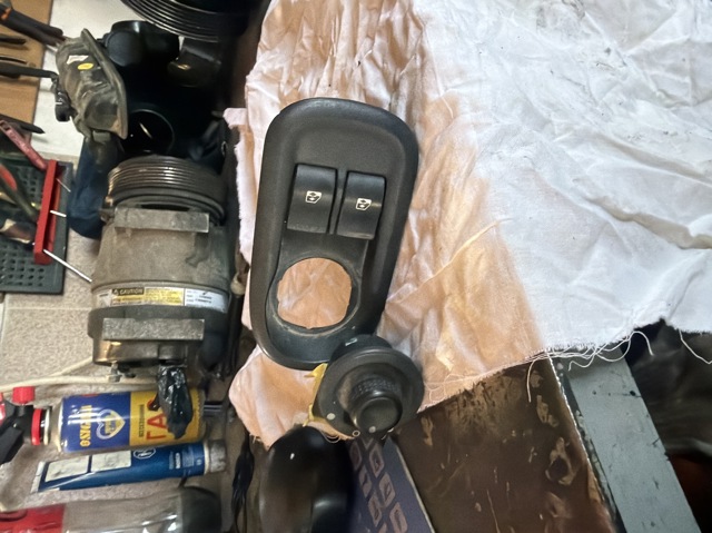 Накладка кнопки склопідіймача переднього лівого 8200637849 RENAULT