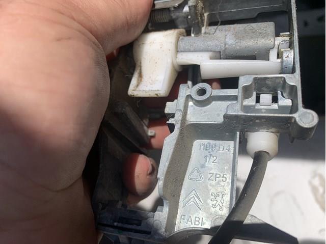 Замок двері правої передньої 828405 PEUGEOT
