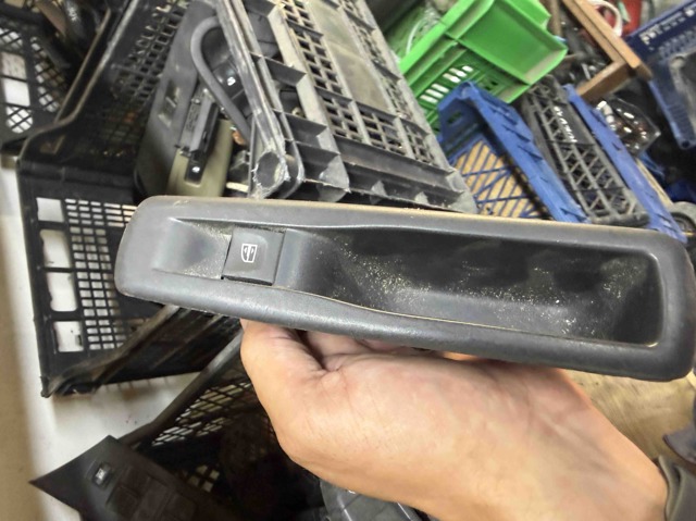 Кнопка підйомника заднього правого скла 829500004R RENAULT