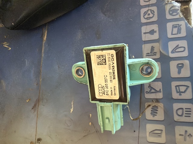 Датчик AIRBAG передній 8K0955557C VAG