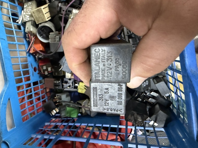 Реле управління склоочисника 90069864 GM