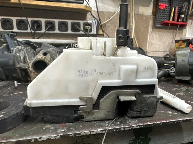 Замок водійських дверей 9135N0 PEUGEOT