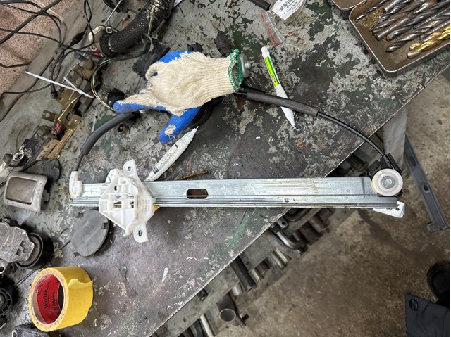 Склопідйомник передньої лівої двері GHP959590A MAZDA