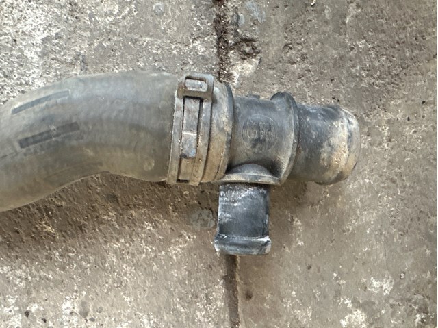 Водяний патрубок N90692901 VAG