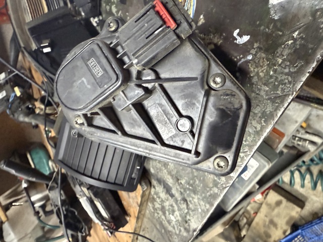 Заслінка повітряна VP2S6U9E927F FORD