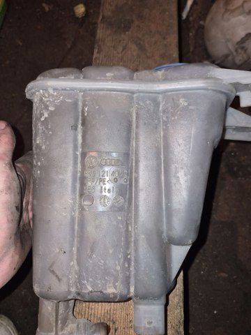 Водяний бачок системи охолодження 8K0121403G VAG