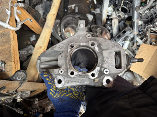 Цапфа поворотна ліва 04877827AE CHRYSLER
