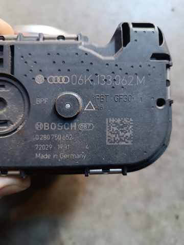 Дросільна заслінка в зборі 06K133062M VAG