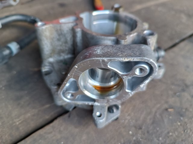 Насос вакуумний 06K145100AE VAG