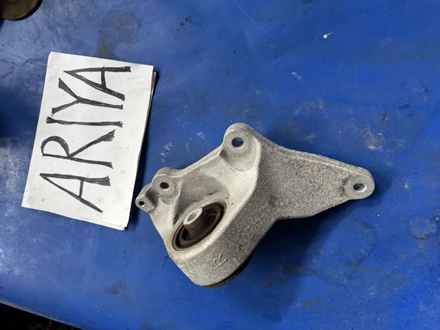 Подушка (опора) двигуна, передня 112105MP0A NISSAN