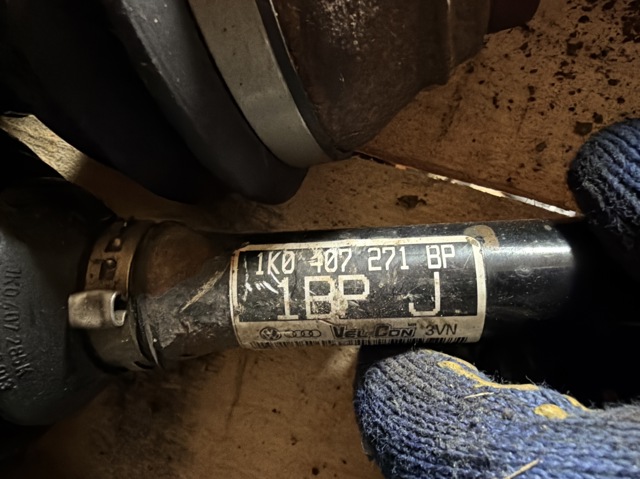 Піввісь передня ліва 1K0407271BP VAG
