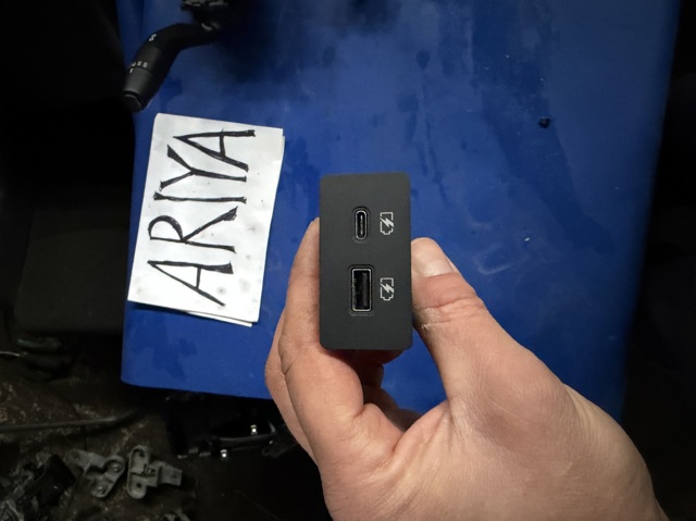 USB-розгалужувач 253316UA0 NISSAN