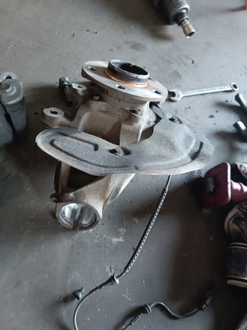 Цапфа передні праві 31216876646 BMW
