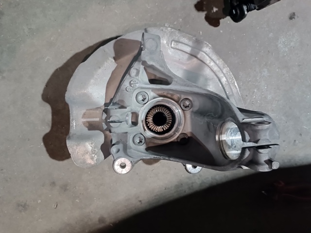 Цапфа передня ліва 31216876853 BMW