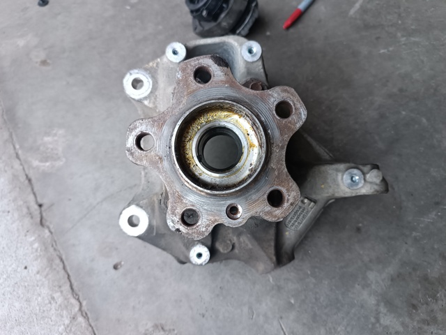 Цапфа поворотна права 31216882598 BMW