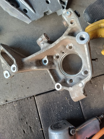 Кулак поворотний лівий 3C0505435G VAG