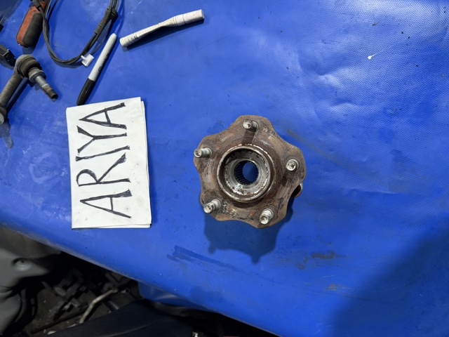 Маточини передніх коліс 402025MP0A NISSAN