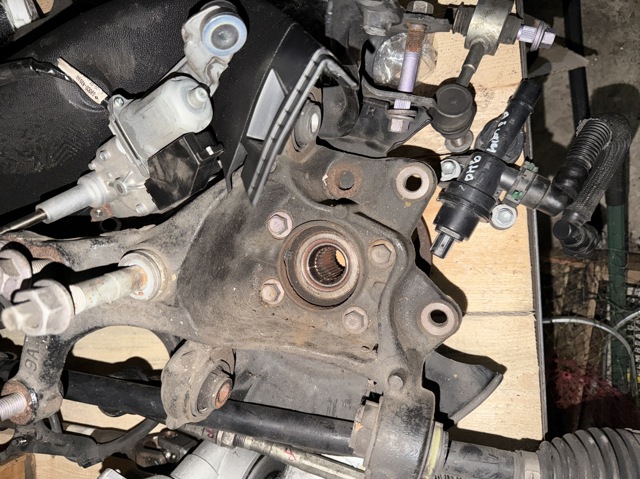 Цапфа поворотного кулака 423040R100 TOYOTA