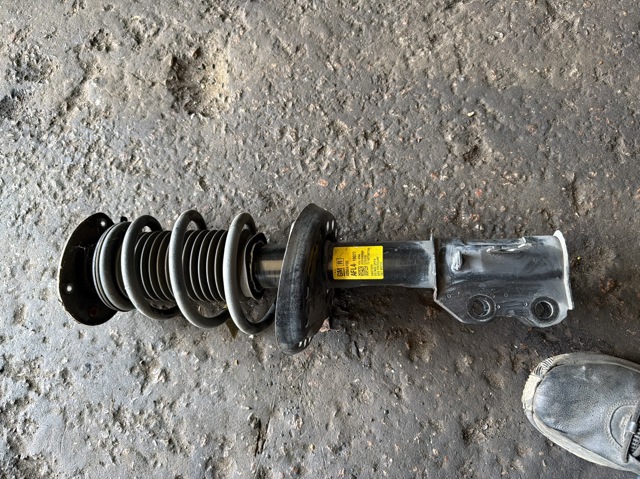 Амортизатор передньої підвіски 42664166 GM