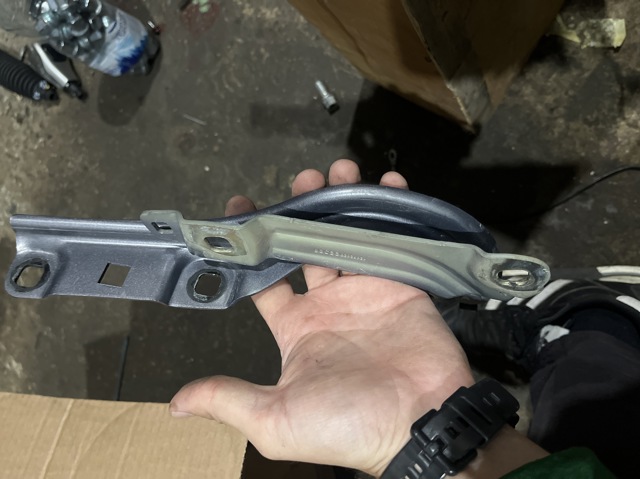 Завіс капота, лівий 42692628 GM