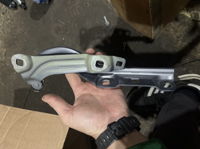 Шарнір капота правий 42692629 GM