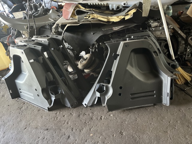 Облицювання багажного відсіку, праве 42697003 GM