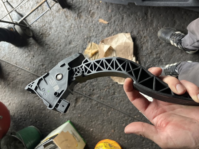 Підаль газу 42757539 GM