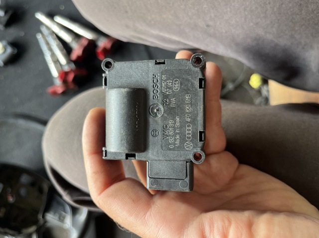 Привід системи автоматичного управління обігрівачем 4F0820511B VAG