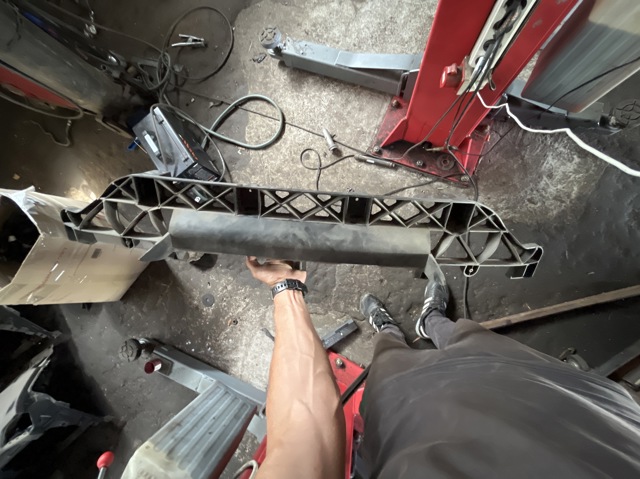Кронштейн бампера заднього, центральний 4L0807329 VAG