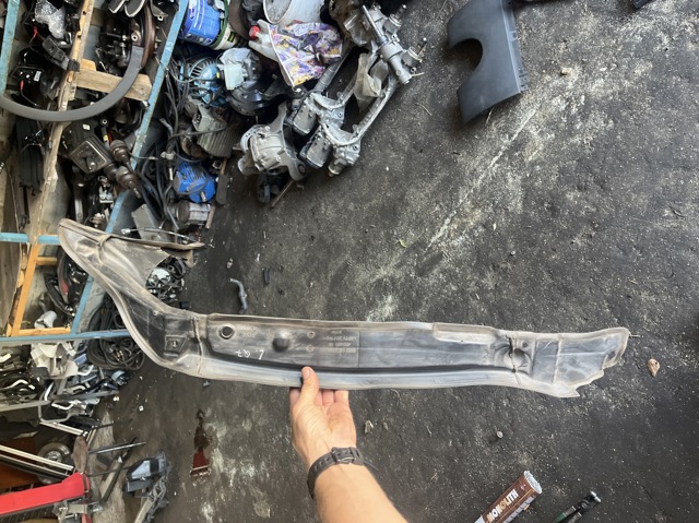 Ущільнювач крила 4L0821111 VAG
