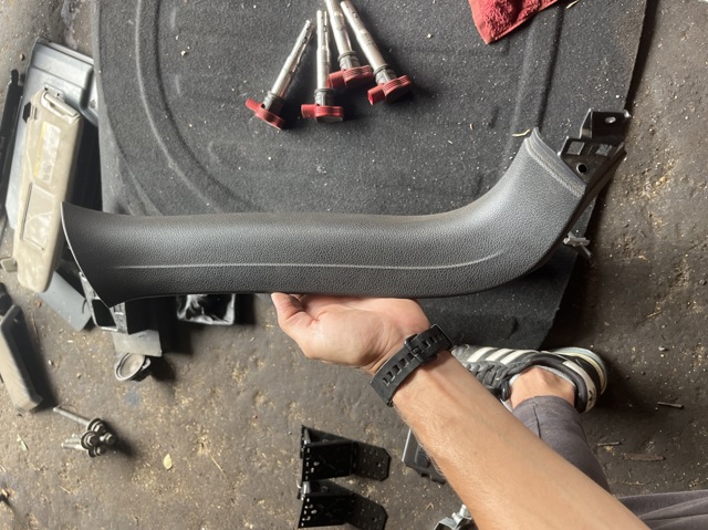 Облицювання багажника п'ятих дверей 4L0867607 VAG