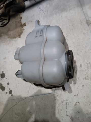Бачок розширювальний 4M0121403F VAG