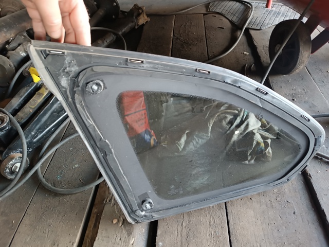 Скло багажного відсіку, праве 51377406872 BMW