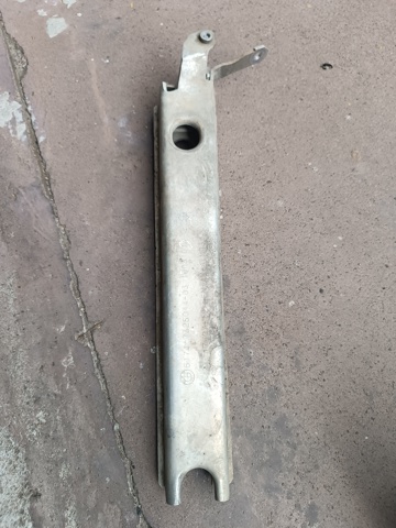 Кронштейн радіатора лівий 51747325044 BMW
