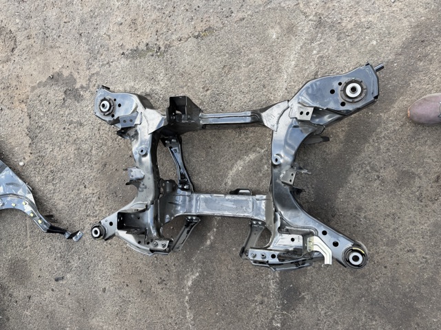 Балка задньої підвіски поперечна 554005MP0B NISSAN