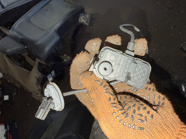 Лічинка замка паливного бака 5C6810773B VAG
