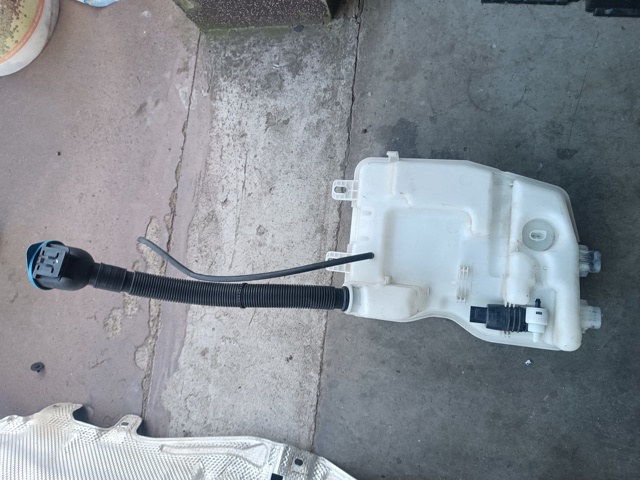 Бачок склоомивача 61667403904 BMW