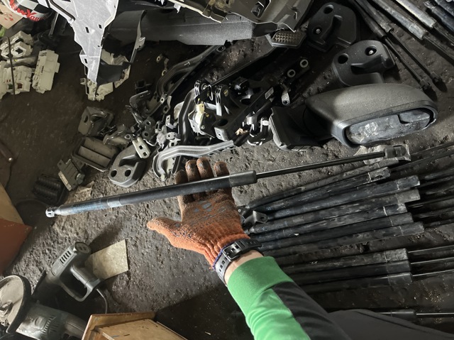 Амортизатор двері задньої 68103072AB CHRYSLER