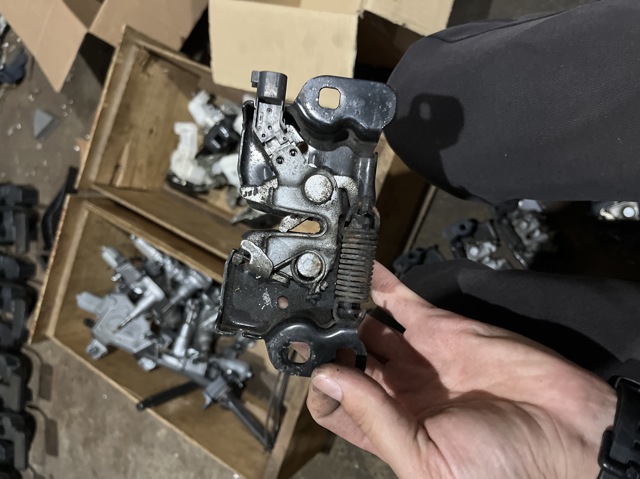 Запор капота (замок і привід замка капота) 68110053AB CHRYSLER