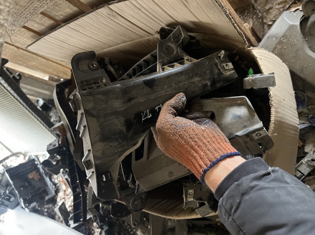 Лівий кронштейн заднього бампера 68257153AA CHRYSLER