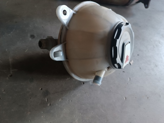Водяний бачок системи охолодження 80A121405AQ VAG