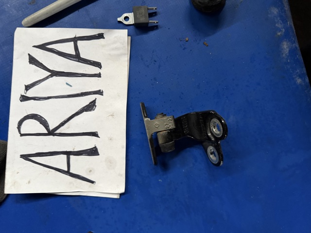 Завіса дверей задніх правих 824006RA0A NISSAN