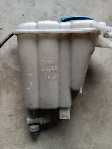 Водяний бачок системи охолодження 8K0121403Q VAG
