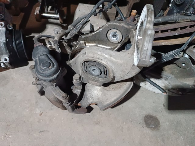 Кулак поворотний правий 8R0505436C VAG