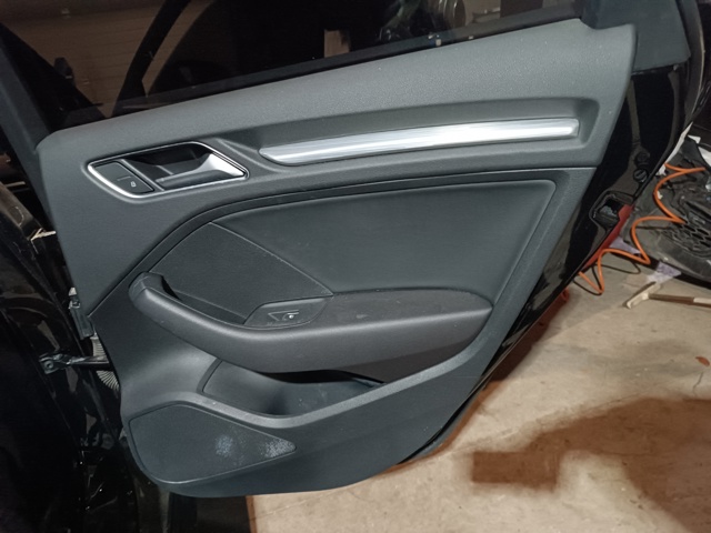 Картка обшивки задніх правих дверей 8V5867304JWFA VAG