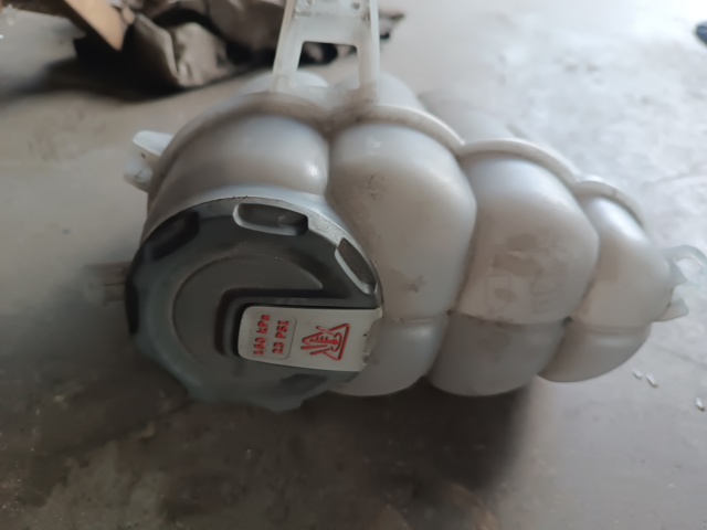 Бачок розширювальний 8W0121405K VAG