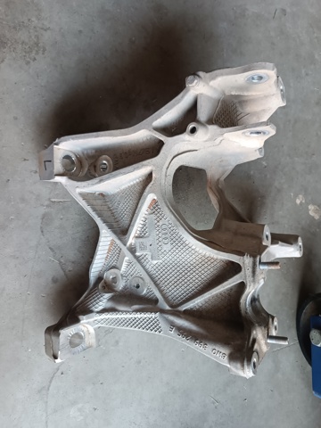 Кронштейн передньої балки 8W0399295E VAG