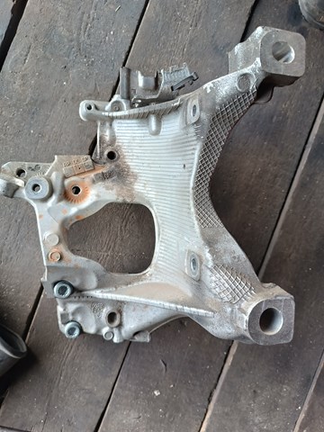 Кронштейн передньої балки 8W0399296E VAG