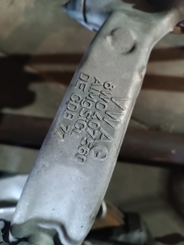 Цапфа поворотного кулака 8W0407560 VAG