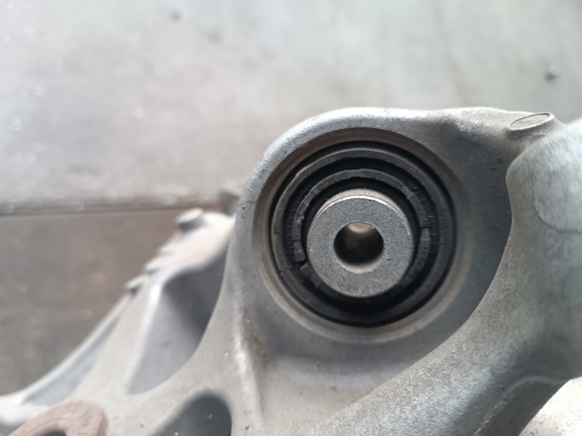 Кулак поворотний правий 8W0505460F VAG